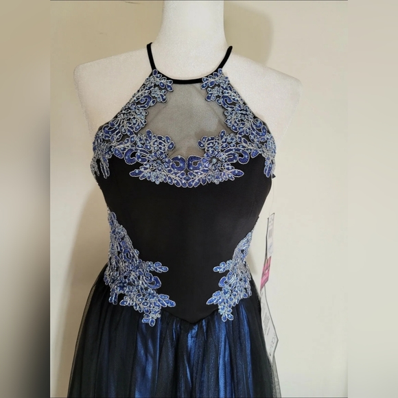 Blondie Nites Juniors' Beaded Appliquéd Halter Gown MSRP $239 Size 1 - Picture 5 of 5